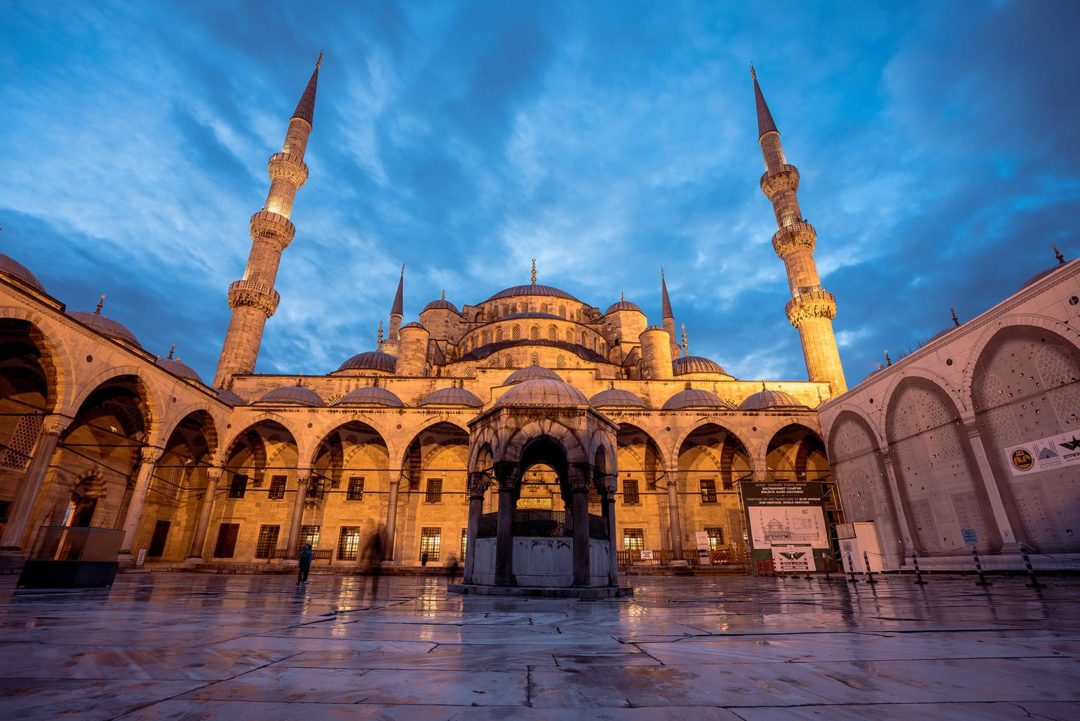 blue-mosque-is-historical-mosque-istanbul-turkey